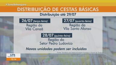 Prefeitura vai distribuir 11 mil cestas que estavam estocadas em Goiânia - Alimentos seguem em galpão.