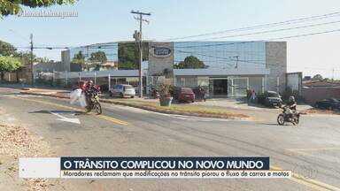 Moradores reclamam que modificações no trânsito piorou fluxo de veículos em Goiânia - Moradores do Jardim Novo Mundo estão reclamando de cruzamento entre duas ruas que foi modificado recentemente.