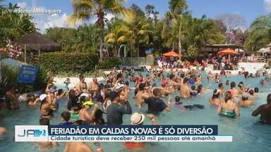 Feriadão em Caldas Novas tem diversão para os turistas - Cidade turística deve receber 250 mil pessoas até amanhã.