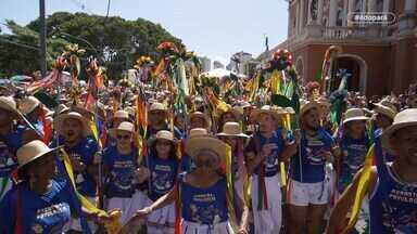 É do Pará: A potência feminina no Arraial do Saber, tema do Arraial do Pavulagem - O É do Pará está lindamente colorido com o Arrastão do Pavulagem. Este ano o tema é “Arraial do Saber”, celebra a sabedoria ancestral das mestras da cultura popular. Com 37 anos de existência, o Arraial do Pavulagem é um dos maiores símbolos da história cultural de Belém, onde reúne a musicalidade advinda de outras localidades do Pará, sendo uma grande manifestação de arte, música e cultura.