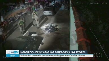 Imagens mostram confusão em que jovem foi baleado por policial militar - Vítima foi atingida durante abordagem da PM, em Caldas Novas (GO).