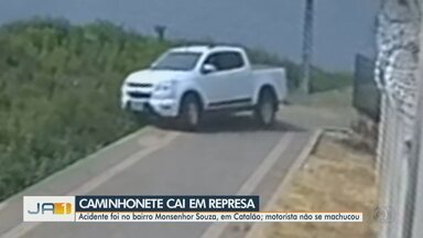 Motorista perde controle de caminhonete e cai em represa de Catalão - Acidente foi filmado por câmera de monitoramento.