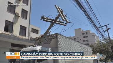 Caminhão fica preso em fios de poste e provoca queda de energia em rua - Caso aconteceu na Rua 4, em Goiânia.