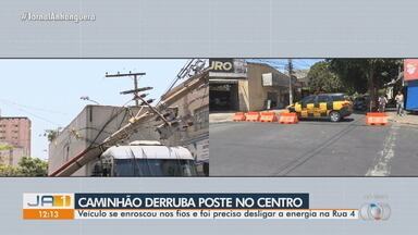 Energia de bairro em que caminhão se enroscou em fio de poste é desligada - Veículo derrubou o poste da rua 4, em Goiânia.