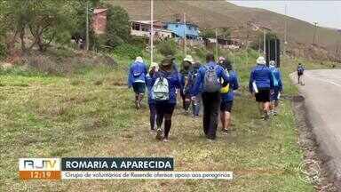 Romaria até Aparecida: grupo de voluntários de Resende oferece apoio aos peregrinos - Nesses dias que antecedem o Dia de Nossa Senhora Aparecida, Via Dutra se torna um caminho de fé.