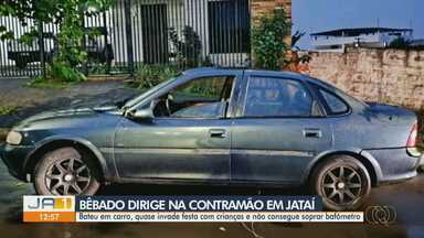 Motorista é preso suspeito de dirigir bêbado e na contramão - Ele bateu em carro, quase invadiu uma festa com crianças e não conseguia soprar o bafômetro.