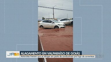 Alagamento é registrado em Valparaíso de Goiás - Motoristas tiveram que se abrigar em posto de combustíveis pra fugir da correnteza.