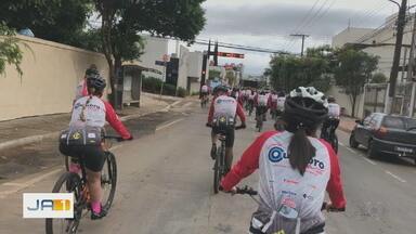 Ciclistas participam de evento para conscientizar sobre o câncer de mama - Pedal aconteceu em Anápolis.