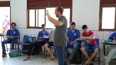 Escolas agrícolas ajudam a manter mão de obra capacitada nas propriedades rurais - Assista a seguir