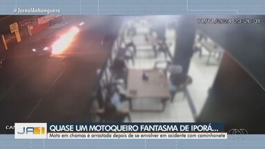 Moto em chamas é arrastada depois de se envolver em acidente com caminhonete - Moto estava estacionada quando foi atingida pelo outro veículo.