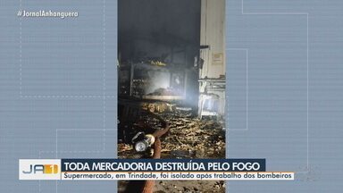 Supermercado pega fogo e mercadorias são destruídas, em Trindade - Supermercado, em Trindade, foi isolado após trabalho dos bombeiros.