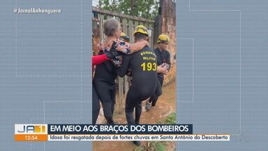 Idosa é resgatada por bombeiros após fortes chuvas - Ruas de Santo Antônio do Descoberto ficaram alagadas.