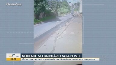 Motorista perde controle e bate em poste no Balneário Meia Ponte - Acidente não deixou vítimas, mas causou danos ao local.