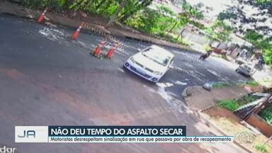 Motoristas são flagrados desrespeitando sinalização que indica recapeamento no asfalto - Motoristas desrespeitam sinalização em rua que passava por obra de recapeamento