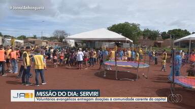 Quatro igrejas evangélicas de Goiânia levam cestas básicas para comunidade carente - As igrejas reuniram 200 voluntários para ajudar na distribuição na região oeste de Goiânia.