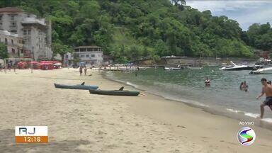 Movimento está intenso nas praias do litoral da região - Turistas e moradores estão aproveitando o sol deste fim de semana em Angra dos Reis e Paraty.