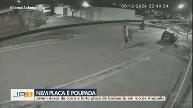 Jovem desce de carro e furta placa, em Anápolis - Furto aconteceu em uma barbearia da cidade.