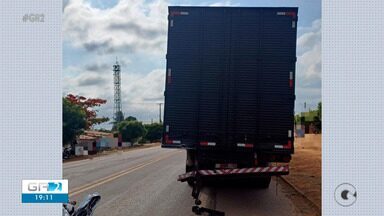 Uma pessoa morre e outras duas ficam feridas em acidente de trânsito em Araripina - Segundo a PRF, um carro bateu na parte de trás de uma carreta. O motorista do caminhão não ficou ferido, realizou o teste do bafômetro e o resultado foi normal. A Polícia Civil vai investigar o caso.