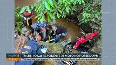 Trilheiro sofre acidente de moto no norte do Paraná - Vítima sofreu uma queda e foi resgatada dentro de um riacho em Mandaguari.