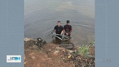 Dupla é presa em flagrante após esconder bicicleta furtada em lagoa, em Campinorte - A dupla está sendo investigada por outros furtos no município.