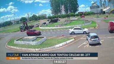 Motorista para em meio a rodovia para carro cruzar e veículo se envolve em acidente - Acidente foi em Santa Tereza do Oeste ontem à tarde