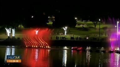 Umuarama tem decoração natalina, Show das Águas e comércio aberto até 22h - Atrações de fim de ano atraem população para as ruas da Capital da Amizade.