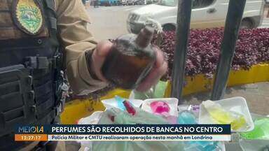 Perfumes são recolhidos de bancas de venda no centro de Londrina - Polícia Militar e CMTU realizaram operação nesta quinta-feira (19).