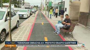 Obras na Av. Prefeito Erasto Gaertner são finalizadas - Avenida agora tem ciclovia, nova iluminação e novas calçadas.