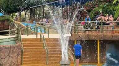 Parque aquático alagado durante temporal reabre em Olímpia - O parque aquático de Olímpia (SP) que ficou alagado durante o temporal que atingiu a cidade reabriu nesta segunda-feira (23).