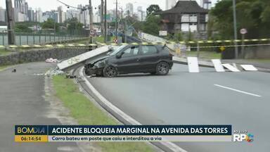 Acidente bloqueia marginal na avenida das torres - Carro bateu em poste que caiu e interditou a via