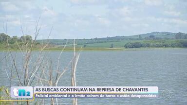 Bombeiros fazem buscas por duas pessoas após barco virar em represa no interior de SP - Cinco pessoas estavam na embarcação, três vítimas foram resgatadas. Um policial militar da Polícia Ambiental de Avaré (SP), Odair Adão Alves Borges, e seu irmão, João Borges, estão entre os desparecidos. O acidente ocorreu nesta terça-feira (24), em Fartura (SP).