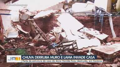 Chuva derruba muro e lama invade casa em Goiânia - Parte da estrutura da casa de uma senhora ficou destruída.