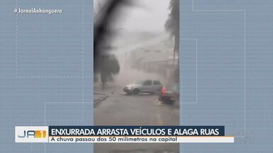 Enxurrada arrasta veículos e alaga ruas, em Goiânia - A chuva passou dos 50 milímetros na capital.