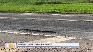 BR-153 tem aumento no pedágio mesmo com asfalto ruim em trechos no noroeste paulista - O Natal também não está sendo muito feliz para os motoristas que dependem da BR-153, no nororeste paulista. É que, além de as condições da pista não estarem boas, com asfalto remendado em vários trechos, o valor do pedágio teve aumento. Confira.