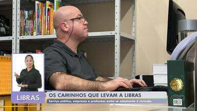 Caminhos até Libras: serviço público, empresas e profissões estão se adaptando à inclusão - Por muito tempo, a comunicação foi um problema para surdos no ambiente de trabalho. Aos poucos, graças ao uso da Língua Brasileira de Sinais (Libras), isso está mudando. Além de promover a acessibilidade e a inclusão, a língua de sinais ainda fez surgir um novo ramo no mercado de trabalho: a profissão de intérprete.