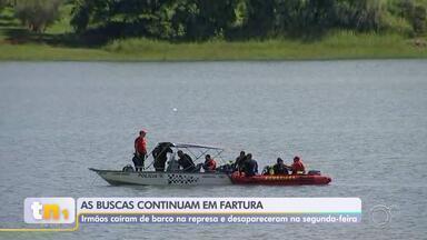 Equipes de resgate seguem buscas por policial e irmão desaparecidos após barco virar - Continuam as buscas pelos irmãos que desapareceram na represa Chavantes, no limite entre Barão de Antonina e Fartura. Um policial ambiental e o irmão dele estavam no barco que virou com o vento. outras cinco pessoas conseguiram se salvar.