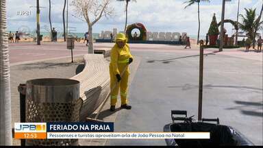 Pessoenses e turistas aproveitam orla de João Pessoa no Natal - Amy Nascimento foi à praia hoje e observou que os turistas estavam aproveitando o Natal nas areias.