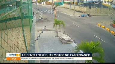 Acidente entre duas motos no Cabo Branco - Motociclista não obedece placa de pare no cruzamento.