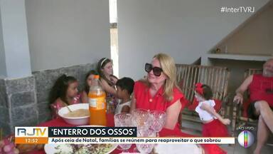 Após ceia de Natal, famílias se reúnem para reaproveitar o que sobrou no almoço - RJ1 mostra o 'Enterro dos Ossos' de uma família de Campos.