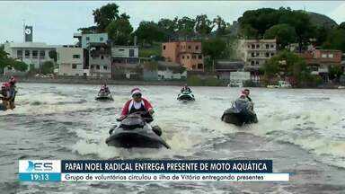 Grupo de voluntário com roupa de Papai Noel entrega presentes de lancha e moto aquática - Veja a seguir.