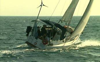 Carona no mar - O repórter Ernesto Paglia foi caroneiro e trabalhou para cobrir as despesas da viagem. A equipe saiu de Florianópolis e seguiu até Paranaguá, no Paraná. O objetivo era chegar até a Ilha dos Papagaios-de-cara-roxa.