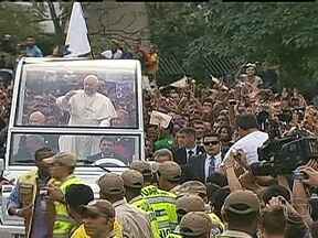 Papa Francisco emociona fiéis durante desfile pelas ruas do Centro - Uma multidão cercou o papamóvel. O pontífice retribuiu com acenos e sorrisos. Durante o percurso, ele beijou e abençoou algumas crianças.