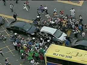 Segurança do Papa passa por momentos de tensão na chegada ao centro da cidade - A comitiva que levava o líder da Igreja Católica para o centro do Rio ficou presa num congestionamento. A multidão que acompanhava o deslocamento de Francisco conseguiu se aproximar do carro.