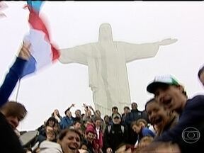 Peregrinos visitam o Cristo Redentor - Apesar do frio e da neblina, muitos peregrinos aproveitaram para conhecer o Cristo Redentor nesta terça-feira (23). O Corcovado está funcionando em horário especial e os trens circularam até durante a madrugada.