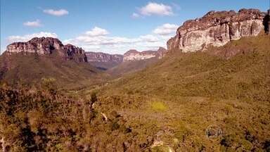 Trilha mais bonita do Brasil tem beija-flor raro e paisagens sensacionais - Criado há 29 anos, o Parque Nacional da Chapada Diamantina fica bem no centro, no coração da Bahia. É um tesouro da natureza quase intocado e bem preservado. São cerca de 60 quilômetros a pé.