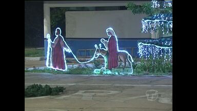 Confira como está o clima natalino na vila balneária de Alter do Chão - Vila está tomada por decorações típicas do período natalino.