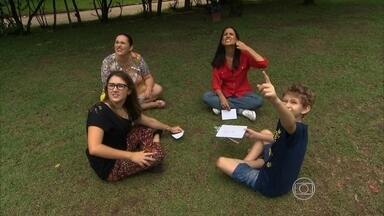 Como Será? - Edição de 23/01/2016 - As férias chegaram; e o que as crianças estão fazendo? Provavelmente, elas estão brincando muito. Mas como incentivar os estudos neste tempo ocioso? Veja como aprender brincando. Existem vários exercícios para a criançada surpreender os professores quando as aulas voltarem.