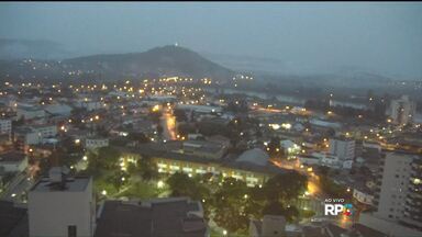 Tempo: Parte do Paraná amanhece com chuva nesta segunda-feira (1°) - Uma frente fria deixa o tempo instável em áreas do oeste ao centro-sul do estado. As temperaturas ficam altas, principalmente no litoral.