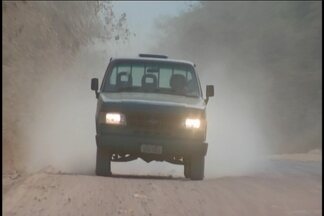 Usuários da MG-430 reclamam do trecho de terra e falta de segurança - Trecho liga as cidades de Igaratinga e São Gonçalo do Pará. O Departamento Nacional de Infraestrutura e Transporte Terrestre, disse que está sendo executado um projeto para a pavimentação do local.