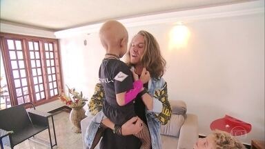 Vitor Kley reencontra menina diagnosticada com tumor após vídeo em show - Anna Luísa tem 5 anos e ano passado foi diagnosticada com um tumor no cérebro. Durante todo o tratamento, só uma coisa acalmava a menina nas sessões de quimio e radioterapia: a música "O sol". Anna e o irmão subiram no palco do cantor Vitor Kley durante um show em Brasília. O vídeo deles cantando viralizou na internet. Nesta semana, eles se reencontraram.